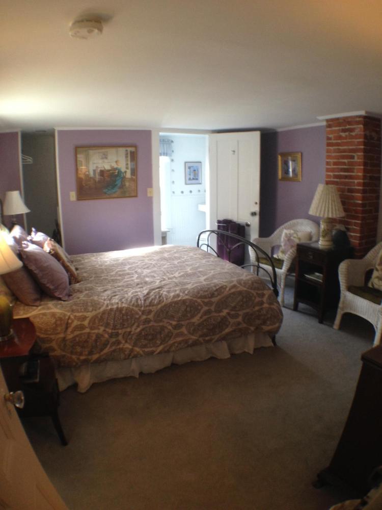 Standard Queen Room interior